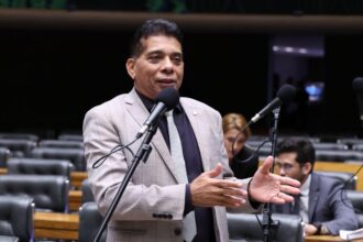 comissao-aprova-projeto-que-regulamenta-praticas-de-humor-terapeutico-no-sus