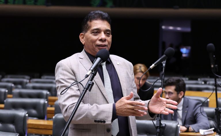 comissao-aprova-projeto-que-regulamenta-praticas-de-humor-terapeutico-no-sus