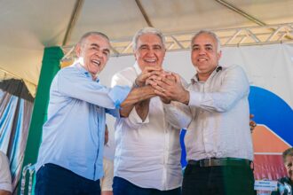 laurez-moreira-celebra-entrega-de-100-moradias-em-porto-nacional-e-afirma-que-casa-propria-resgata-sonhos-das-familias