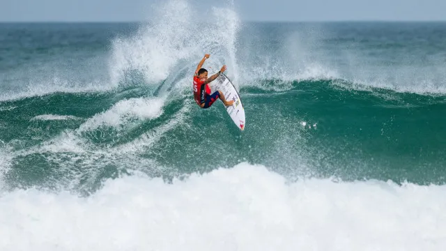 italo-e-eliminado,-mas-brasil-garante-um-surfista-na-semi-de-saquarema