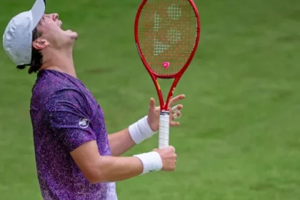 joao-fonseca-comeca-mal-na-grama-e-vai-cair-no-ranking-da-atp