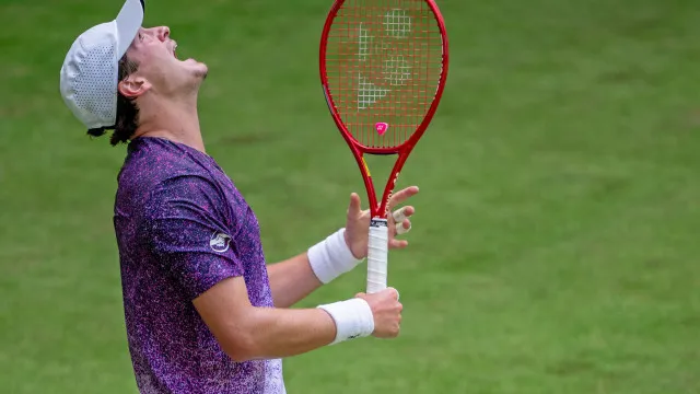 joao-fonseca-comeca-mal-na-grama-e-vai-cair-no-ranking-da-atp