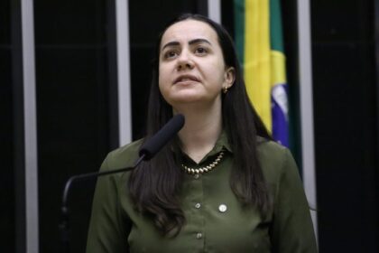 comissao-de-educacao-aprova-proposta-que-exige-nocoes-de-libras-de-gestores-escolares