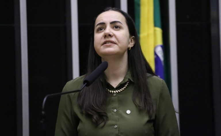 comissao-de-educacao-aprova-proposta-que-exige-nocoes-de-libras-de-gestores-escolares