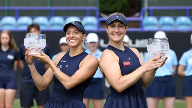 luisa-stefani-conquista-titulo-de-duplas-em-eastbourne-e-mira-wimbledon