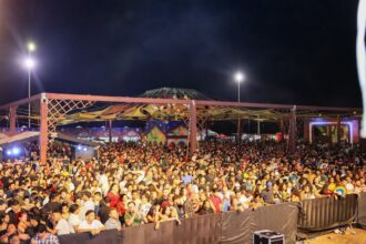 fogo-na-cumbuca-abre-apresentacoes-do-grupo-especial-e-companhia-do-calypso-anima-publico-no-arraia-da-capital