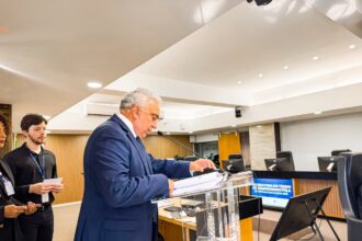 laurez-moreira-assina-termo-de-compromisso-pela-integridade-das-eleicoes-2026-no-tre-to