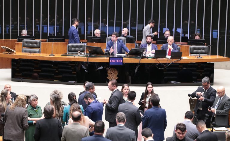 camara-aprova-regras-para-uso-do-simbolo-da-cruz-vermelha-em-periodo-de-conflito-armado