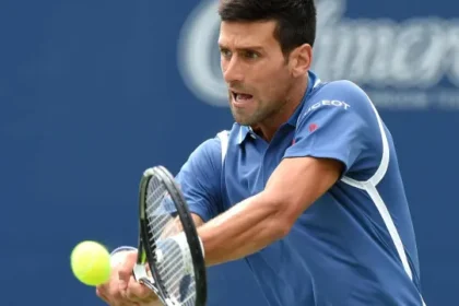 djokovic-bate-tsitsipas,-avanca-em-wimbledon-e-pode-reencontrar-fonseca