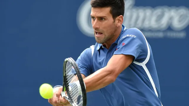 djokovic-bate-tsitsipas,-avanca-em-wimbledon-e-pode-reencontrar-fonseca