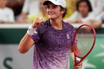 joao-fonseca-bate-jesper-de-jong-e-avanca-a-terceira-rodada-de-wimbledon