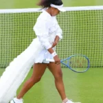 tenista-naomi-osaka-vira-icone-de-moda-ao-desfilar-looks-assinados-nas-quadras