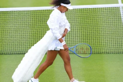 tenista-naomi-osaka-vira-icone-de-moda-ao-desfilar-looks-assinados-nas-quadras