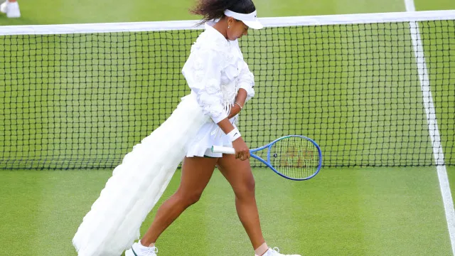 tenista-naomi-osaka-vira-icone-de-moda-ao-desfilar-looks-assinados-nas-quadras