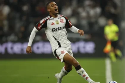 em-amistoso-com-1o-tempo-agitado,-flamengo-e-river-empatam-em-portugal