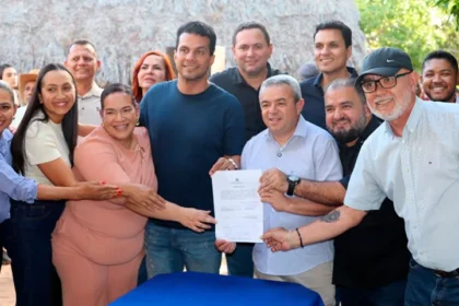 com-senador-iraja,-ronivon-assina-ordem-de-servico-para-perfuracao-de-400-pocos-artesianos-na-zona-rural-de-porto-nacional