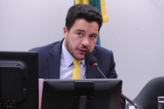 comissao-aprova-projeto-que-amplia-mecanismo-de-ajuste-de-carbono-nas-fronteiras