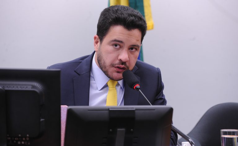 comissao-aprova-projeto-que-amplia-mecanismo-de-ajuste-de-carbono-nas-fronteiras