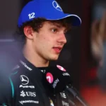 f1:-antonelli-desbanca-a-ferrari-e-vence-corrida-sprint-do-gp-da-inglaterra;-bortoleto-e-o-14o