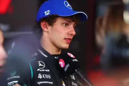 f1:-antonelli-desbanca-a-ferrari-e-vence-corrida-sprint-do-gp-da-inglaterra;-bortoleto-e-o-14o
