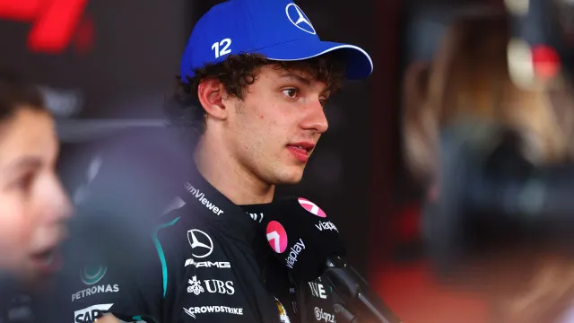 f1:-antonelli-desbanca-a-ferrari-e-vence-corrida-sprint-do-gp-da-inglaterra;-bortoleto-e-o-14o