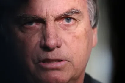 ministro-alexandre-de-moraes-decide-manter-bolsonaro-em-prisao-domiciliar