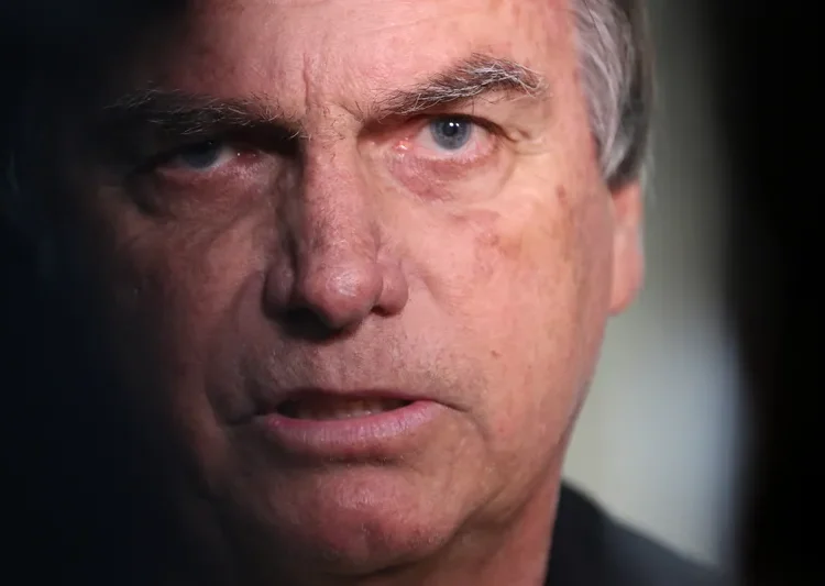 ministro-alexandre-de-moraes-decide-manter-bolsonaro-em-prisao-domiciliar