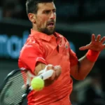 djokovic-tem-lesao,-mas-bate-aliassime-em-jogo-de-5h-e-faz-semi-com-sinner