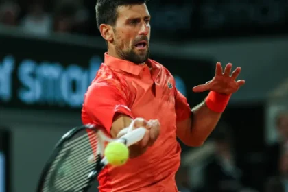 djokovic-tem-lesao,-mas-bate-aliassime-em-jogo-de-5h-e-faz-semi-com-sinner