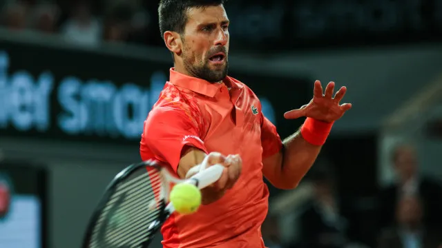 djokovic-tem-lesao,-mas-bate-aliassime-em-jogo-de-5h-e-faz-semi-com-sinner