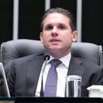 hugo-motta-comemora-aprovacao-de-projeto-de-combate-a-violencia-contra-mulheres