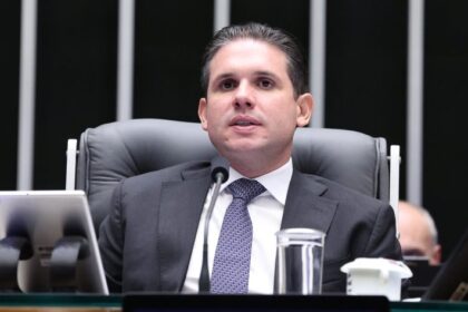 hugo-motta-comemora-aprovacao-de-projeto-de-combate-a-violencia-contra-mulheres