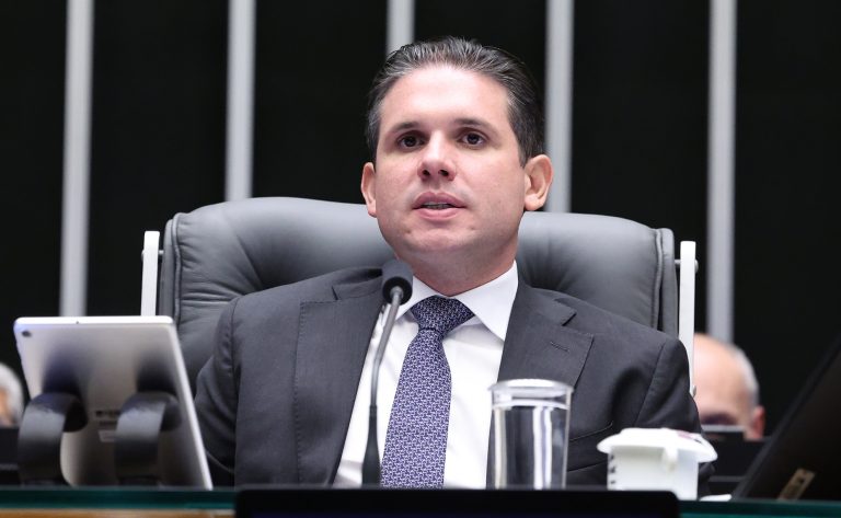 hugo-motta-comemora-aprovacao-de-projeto-de-combate-a-violencia-contra-mulheres