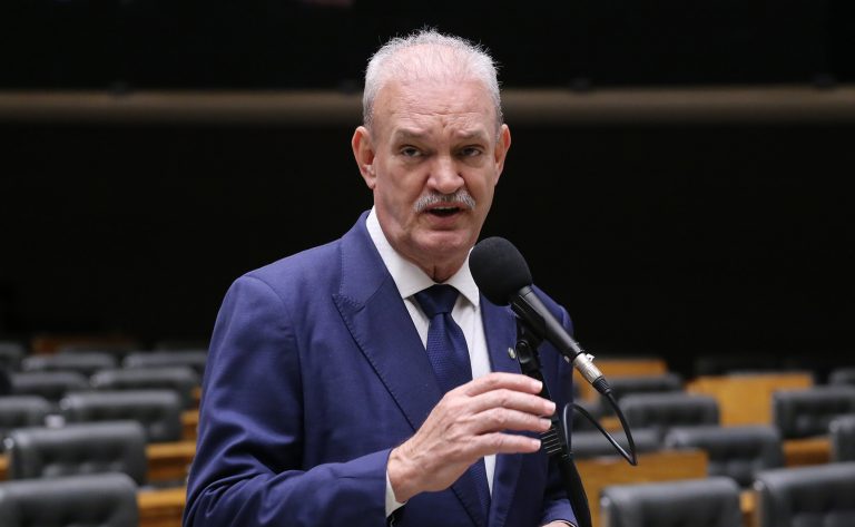 comissao-aprova-proposta-com-novas-regras-para-placas-de-atendimento-prioritario