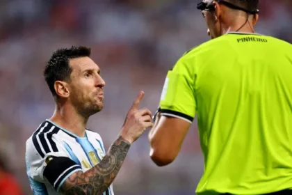 messi-explode-contra-arbitro-portugues;-veja-as-fotos-da-discussao