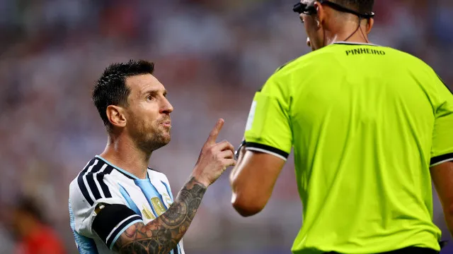 messi-explode-contra-arbitro-portugues;-veja-as-fotos-da-discussao