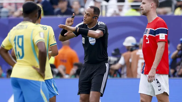 arbitro-com-historico-ligado-a-messi-apitara-inglaterra-x-argentina