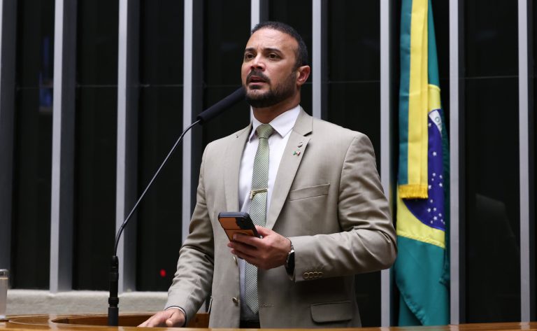 projeto-torna-crime-o-uso-de-animais-no-trafico-de-drogas