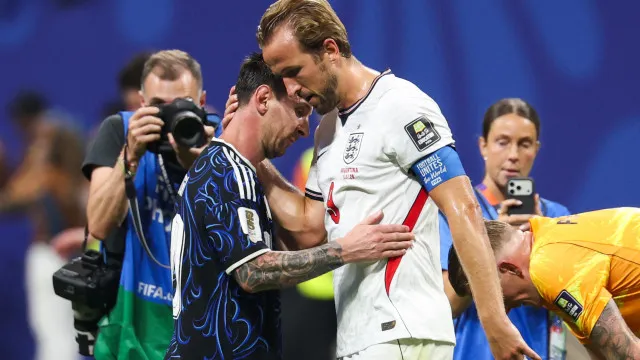 gesto-de-messi-com-kane-apos-a-semifinal-emociona-torcedores;-veja