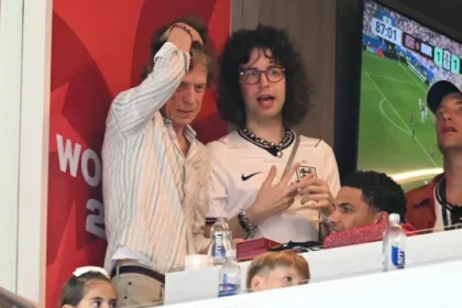 mick-jagger-ve-inglaterra-cair-na-copa-e-revive-piada-de-‘pe-frio’