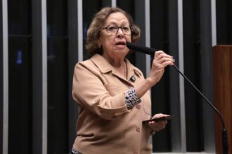 ccj-aprova-projeto-que-obriga-uso-de-hora-aula-no-calculo-da-jornada-de-professores