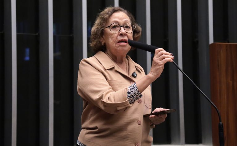 ccj-aprova-projeto-que-obriga-uso-de-hora-aula-no-calculo-da-jornada-de-professores