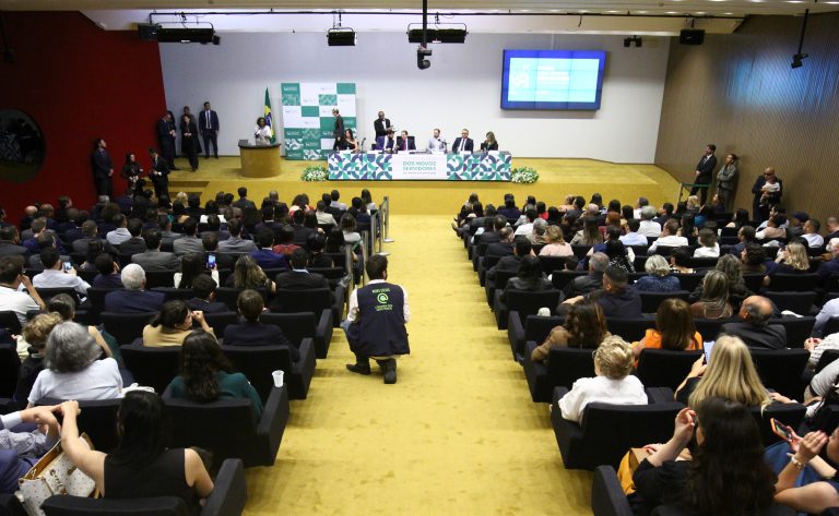 motta-defende-modernizacao-do-estado-na-posse-de-novos-servidores-da-camara