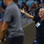 luis-castro-vai-de-mal-a-pior-e-obriga-gremio-a-dar-‘soco-na-mesa’
