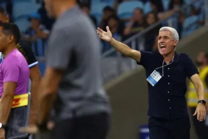 luis-castro-vai-de-mal-a-pior-e-obriga-gremio-a-dar-‘soco-na-mesa’