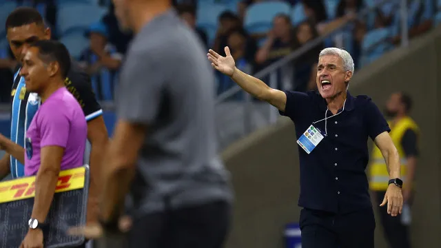 luis-castro-vai-de-mal-a-pior-e-obriga-gremio-a-dar-‘soco-na-mesa’