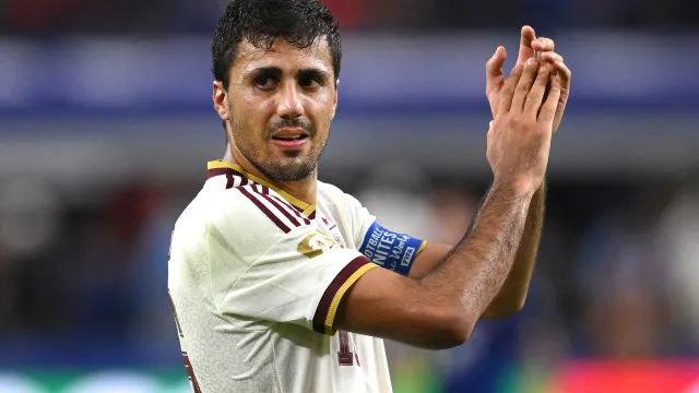 real-madrid-avalia-contratar-rodri-e-muda-posicao,-diz-jornalista