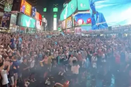 torcedores-da-argentina-causam-‘loucura’-na-times-square-noite-adentro