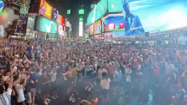 torcedores-da-argentina-causam-‘loucura’-na-times-square-noite-adentro