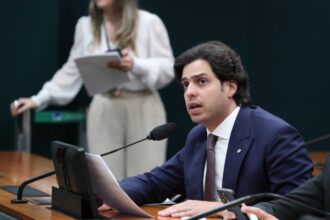 comissao-aprova-inclusao-de-cadernos-e-lapis-em-programa-de-material-didatico